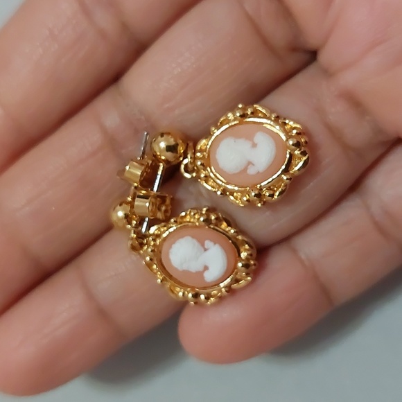 Vintage Avon Gold Tone Cameo Dangling Earrings - Picture 3 of 4